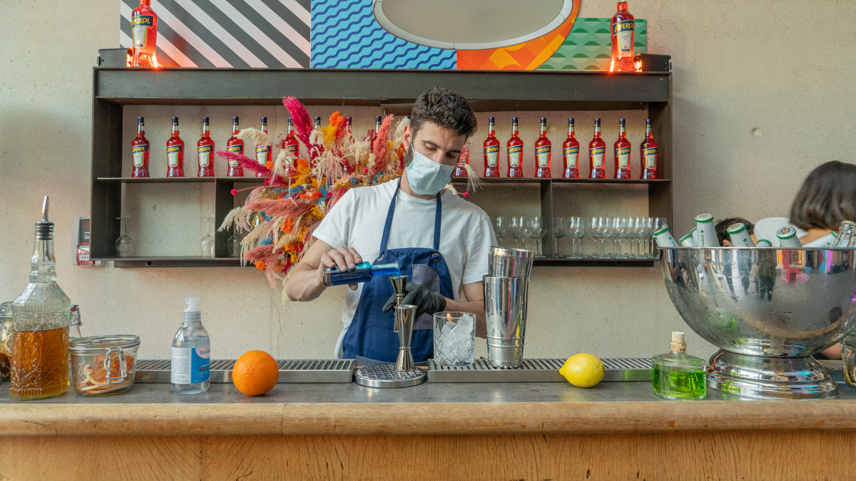 Au bar masqué pour L'Alternative Paris