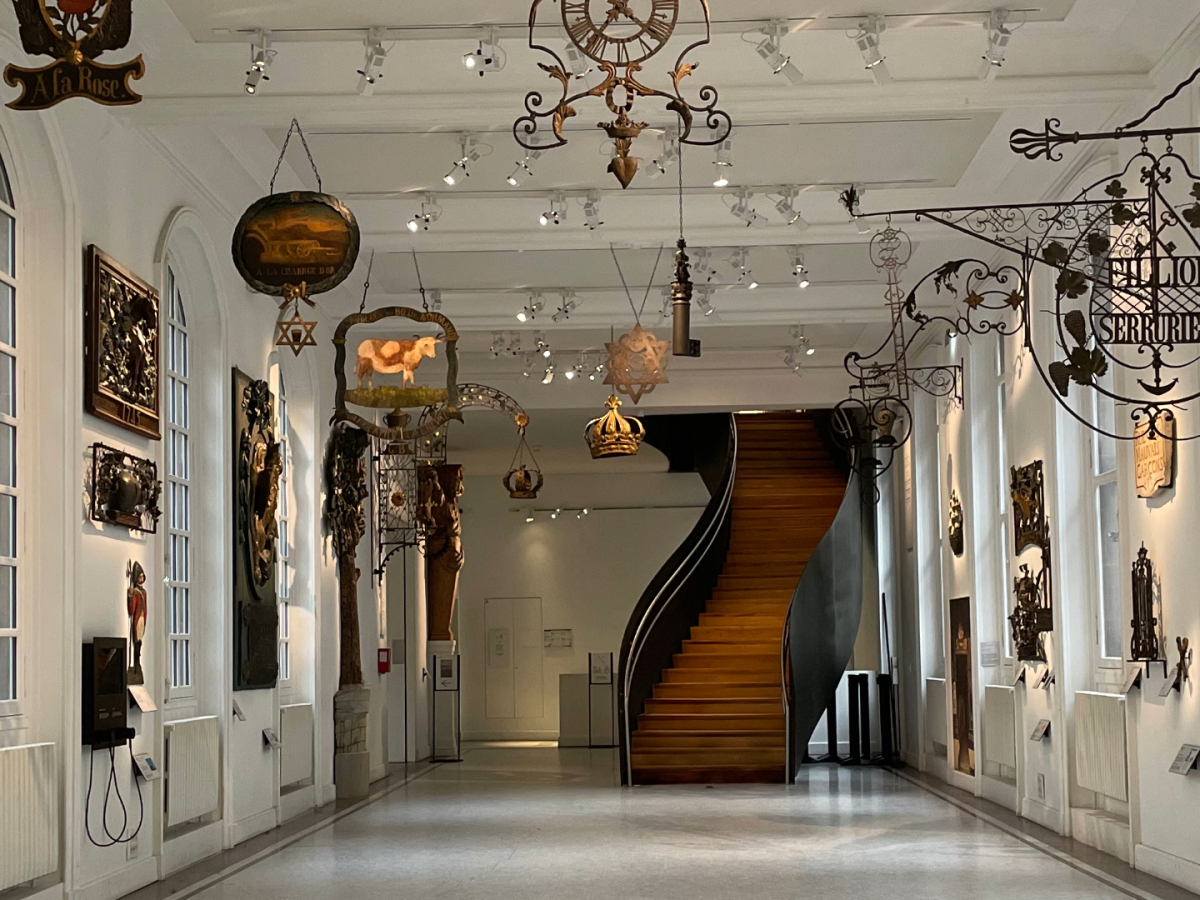 Salle des enseignes du Musée Carnavalet